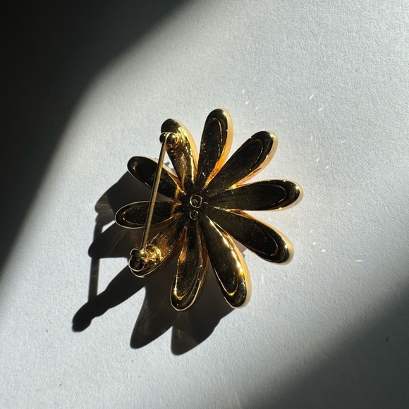 Stunning gold tone SWAROVSKI flower brooch pin - Picture 3 of 14